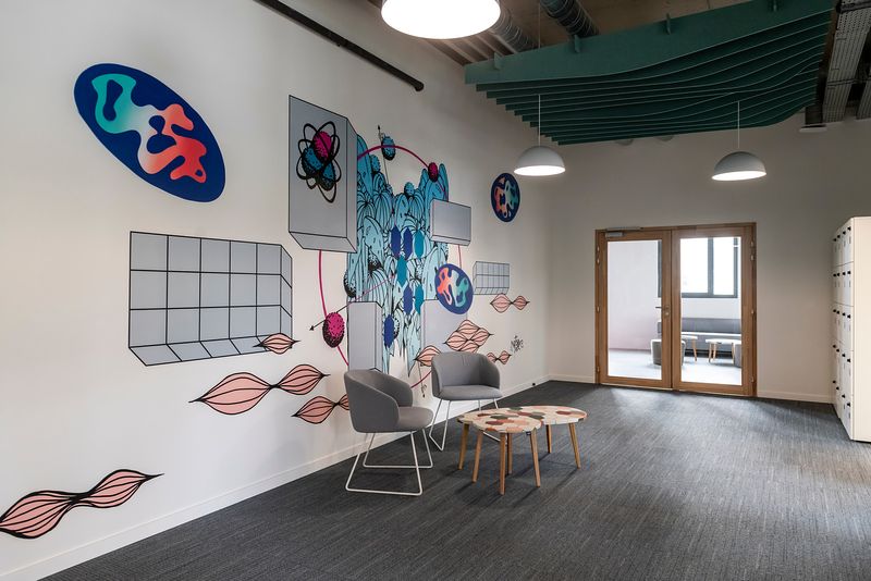 Hall d'accueil avec chauffeuses et table Tizu