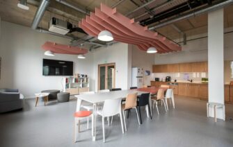 cafeteria avec éléments acoustqiues