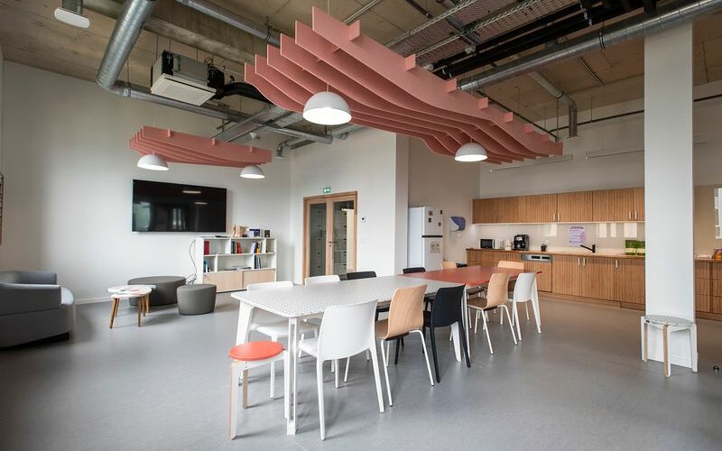 cafeteria avec éléments acoustqiues