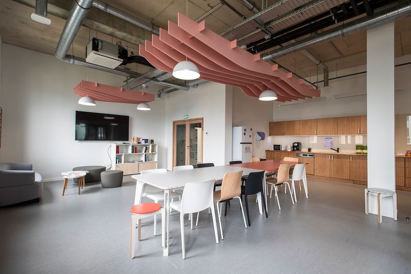 cafeteria avec éléments acoustqiues