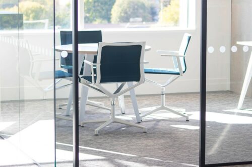 Stick chair elegante en blanc