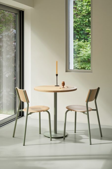 Chaise SSD 4 pieds métalliques et table Moka Tiptoe
